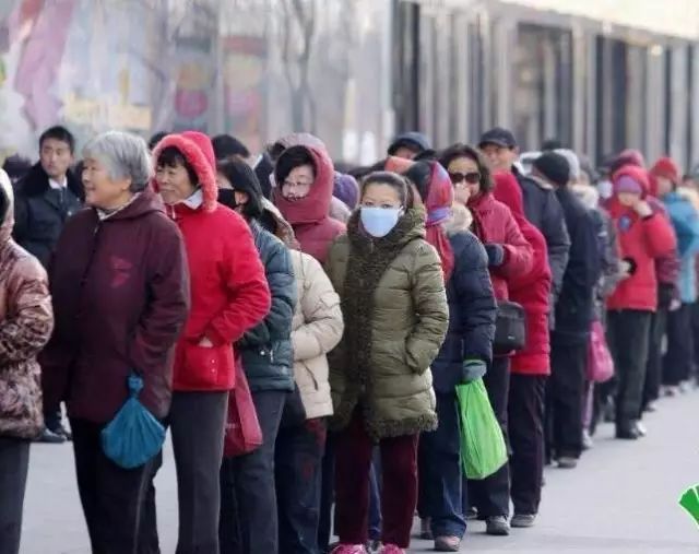 这地方天天发免费鸡蛋,背后却是长期骗局!快告诉家里老人